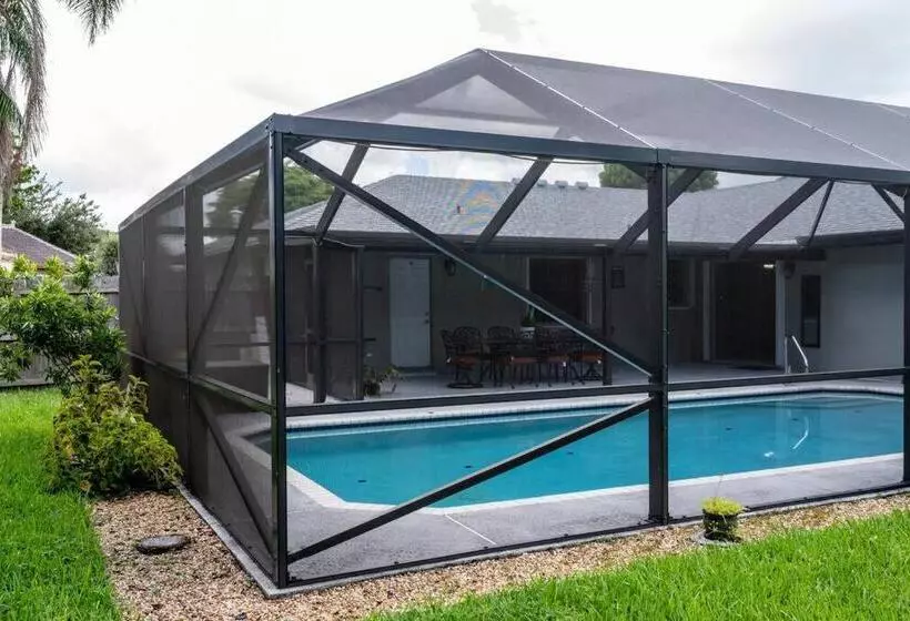 Palm Paradise Luxury Stay/pool