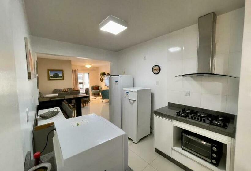 Apto Amplo No Coração Da Meia Praia A 130m Do Mar