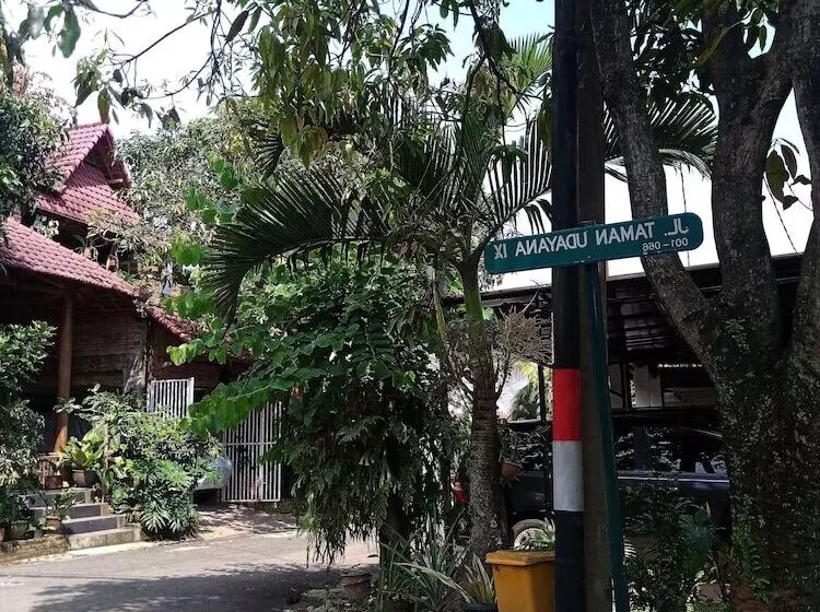 Hotelli Spot On 91278 Pahlawan Udyana Syariah