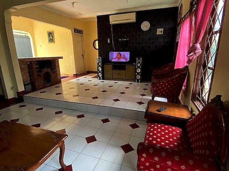 ホテル Spot On 91278 Pahlawan Udyana Syariah