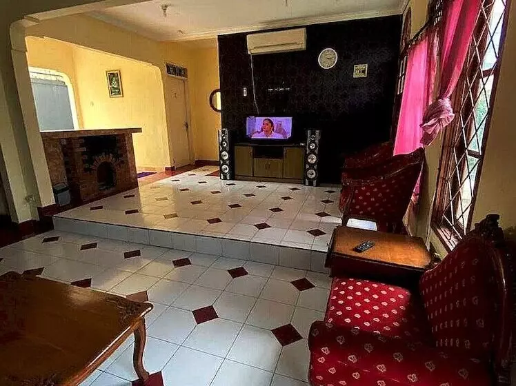 Hotelli Spot On 91278 Pahlawan Udyana Syariah