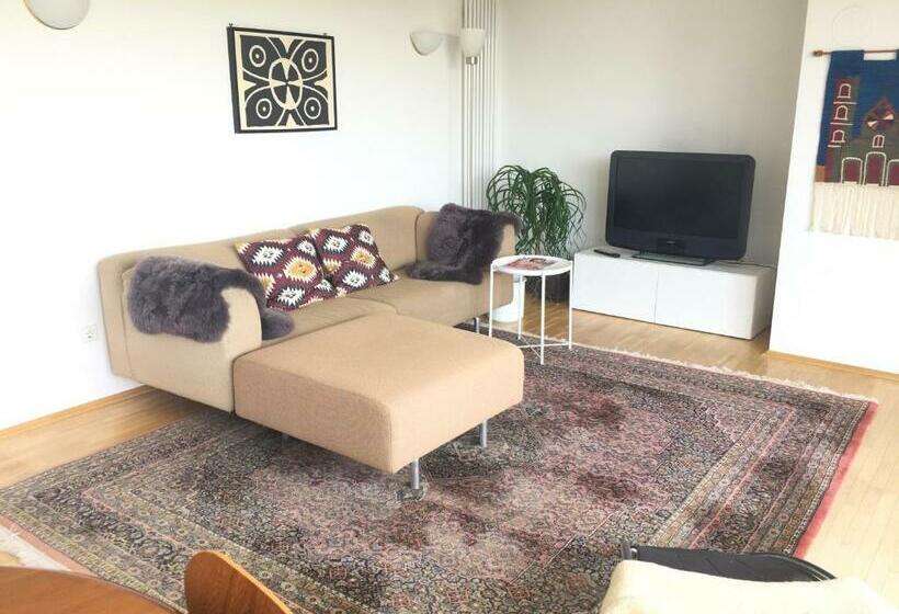 Apartment In Weißer Villa Im Stil Der Klassischen Moderne