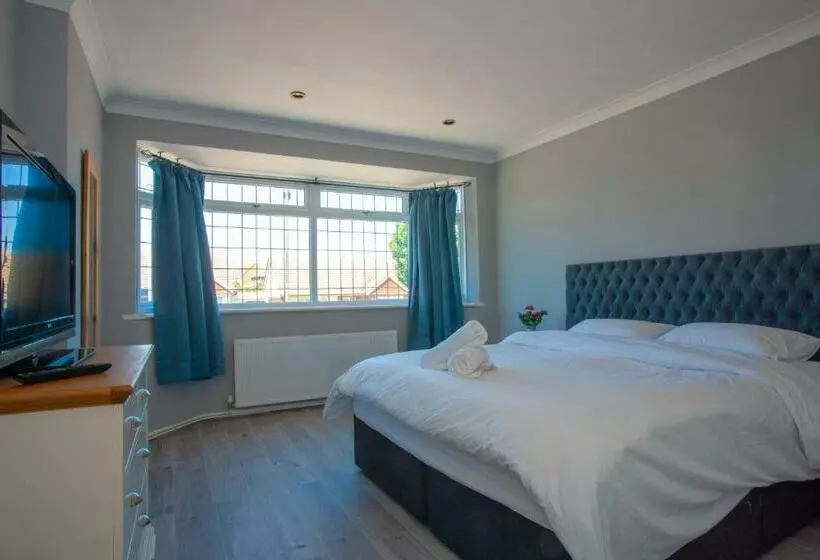 Botany Bay Holiday House   Family Friendly, 50m From The Beach