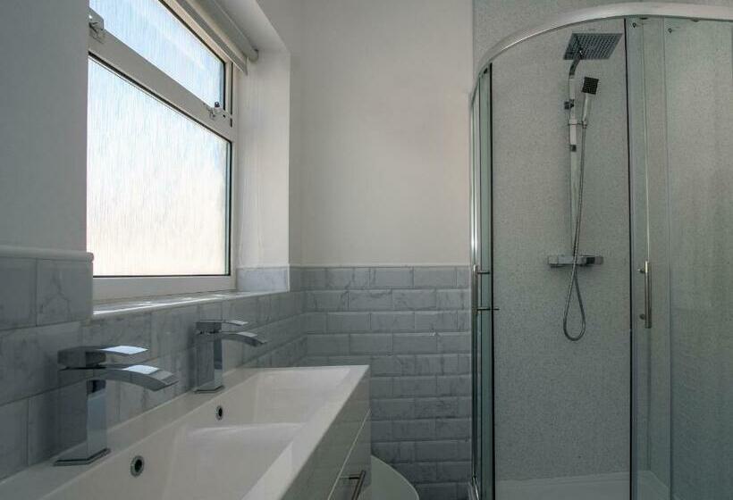 Botany Bay Holiday House   Family Friendly, 50m From The Beach