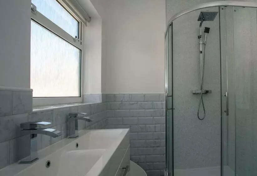 Botany Bay Holiday House   Family Friendly, 50m From The Beach