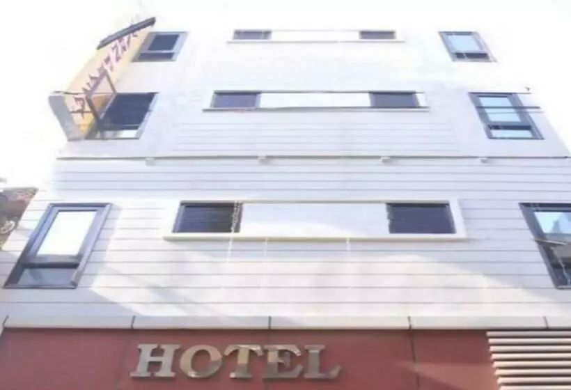 Hotelli Swaran Plaza By Wb Inn
