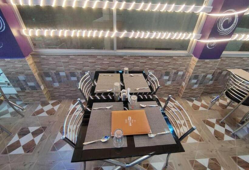 בית מלון כפרי Oyo 93190 The Pine & Dine