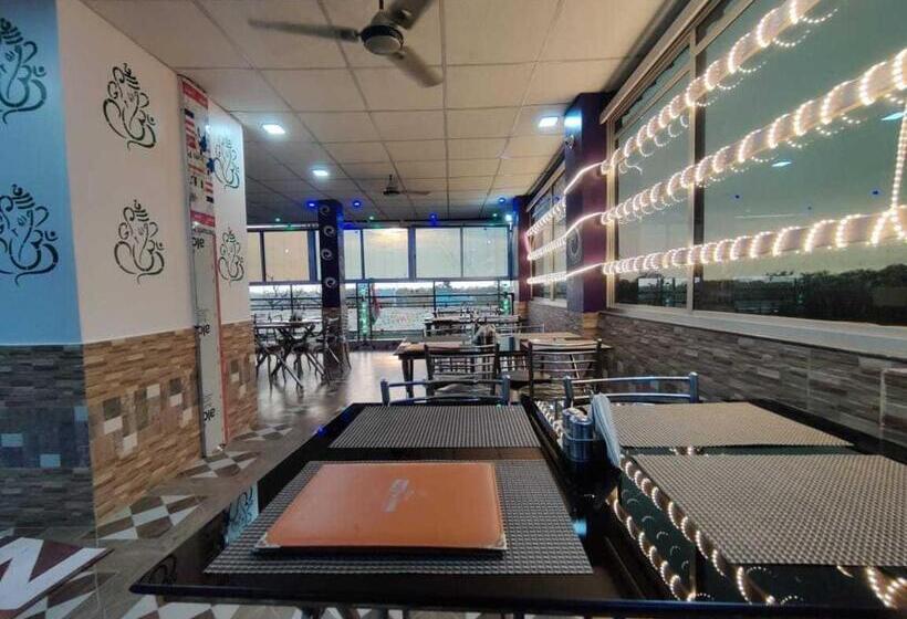 בית מלון כפרי Oyo 93190 The Pine & Dine