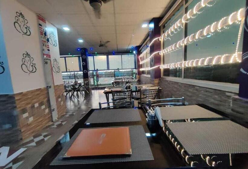 בית מלון כפרי Oyo 93190 The Pine & Dine