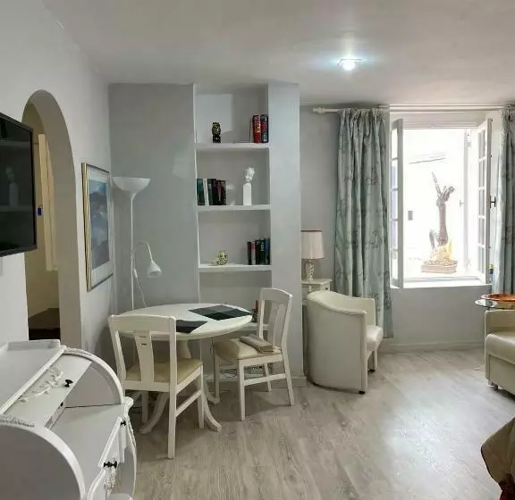 Schönes Apartment   Ruhig   Aussenpool