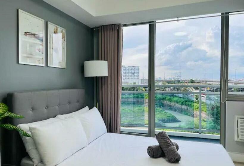 1br Unit With City View @ Bahamas Tower, Azure