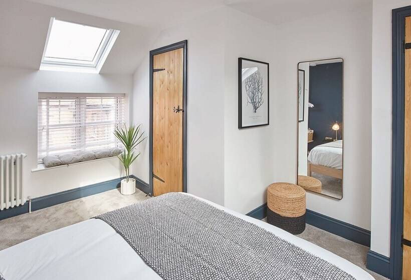 Host & Stay   Grumbles Cottage