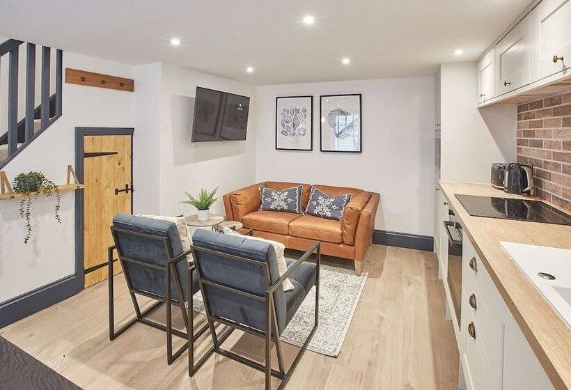 Host & Stay   Grumbles Cottage