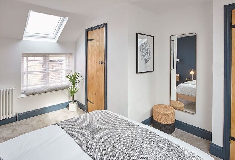 Host & Stay   Grumbles Cottage