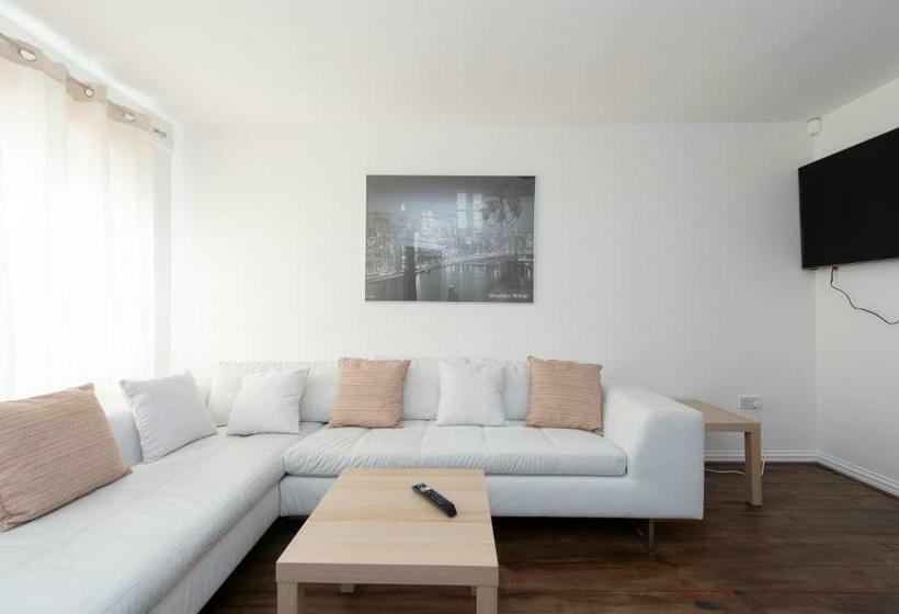 4 Bed House In Woolwich/thamesmead 6 Beds Sleeps 8