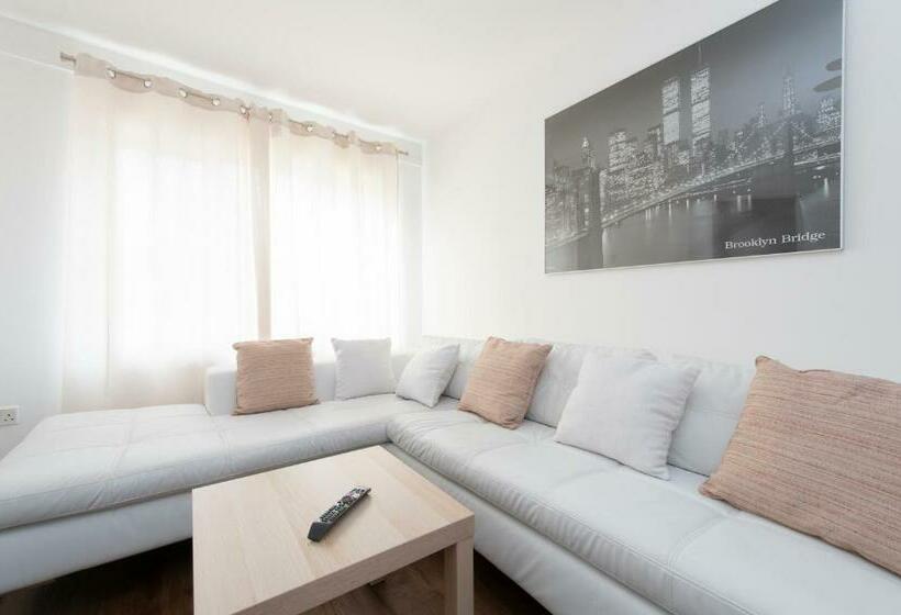 4 Bed House In Woolwich/thamesmead 6 Beds Sleeps 8