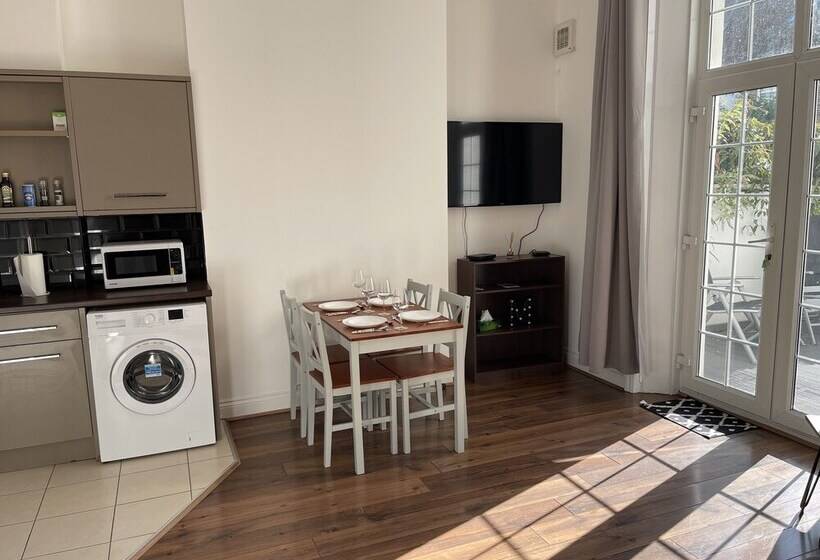 Spacious 2 Bed Apartment With Free Parking