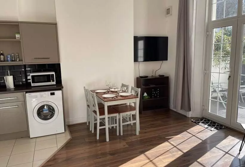 Spacious 2 Bed Apartment With Free Parking