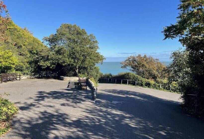 Spacious 2 Bed Apartment With Free Parking