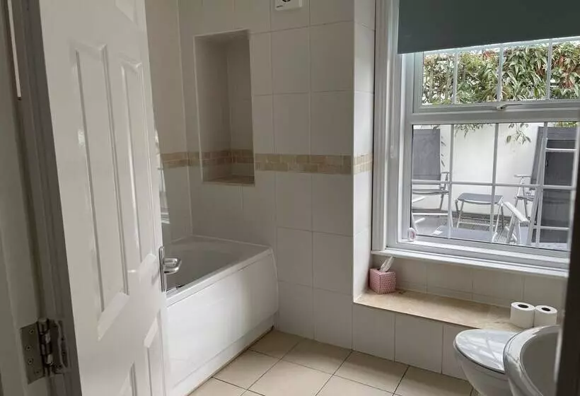 Spacious 2 Bed Apartment With Free Parking