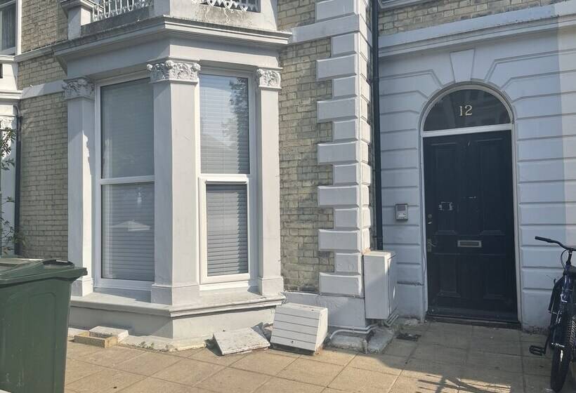 Spacious 2 Bed Apartment With Free Parking