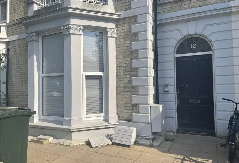 Spacious 2 Bed Apartment With Free Parking