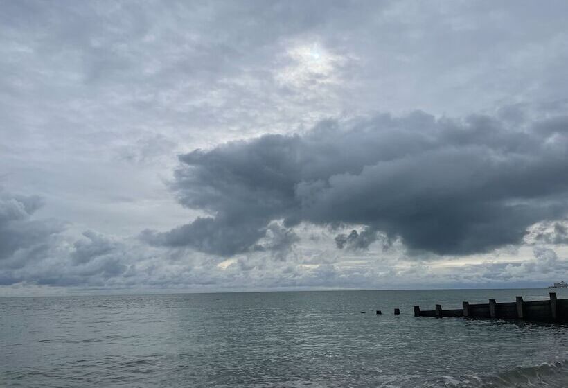 Spacious 2 Bed Apartment With Free Parking