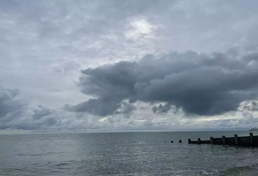 Spacious 2 Bed Apartment With Free Parking