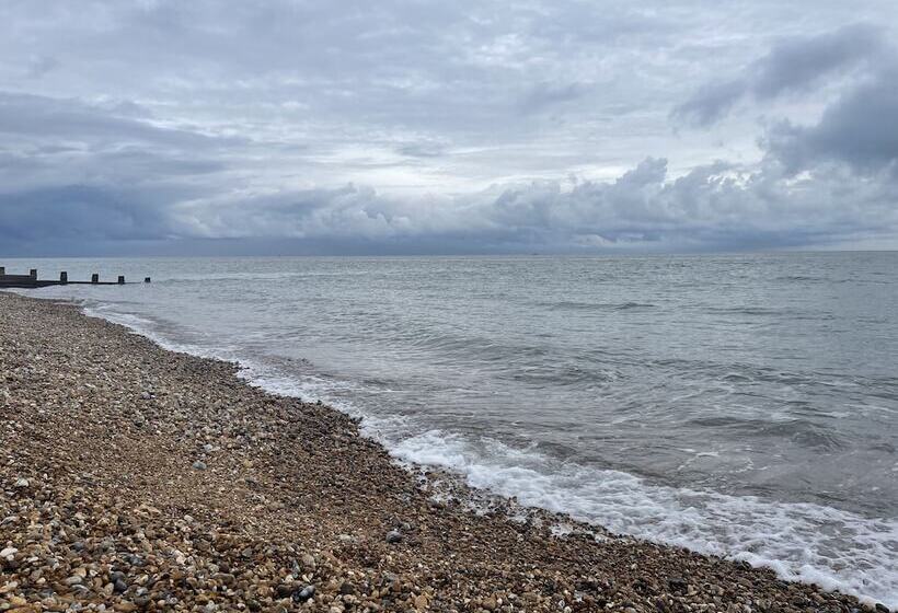 Spacious 2 Bed Apartment With Free Parking