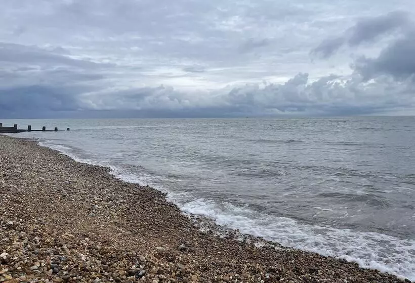 Spacious 2 Bed Apartment With Free Parking