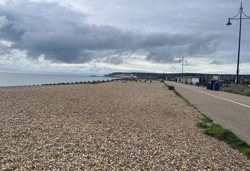 Spacious 2 Bed Apartment With Free Parking