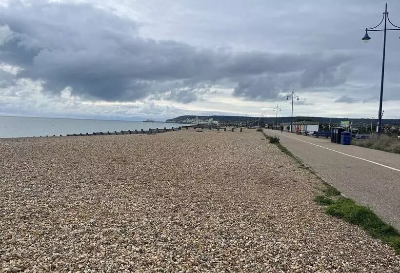 Spacious 2 Bed Apartment With Free Parking