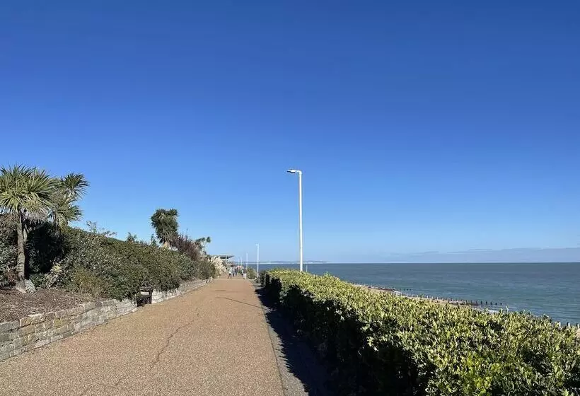 Spacious 2 Bed Apartment With Free Parking