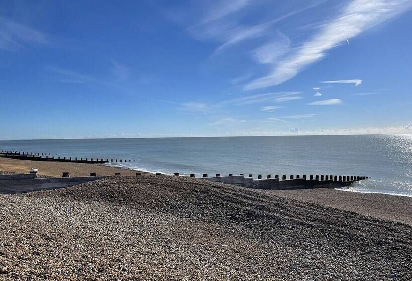 Spacious 2 Bed Apartment With Free Parking