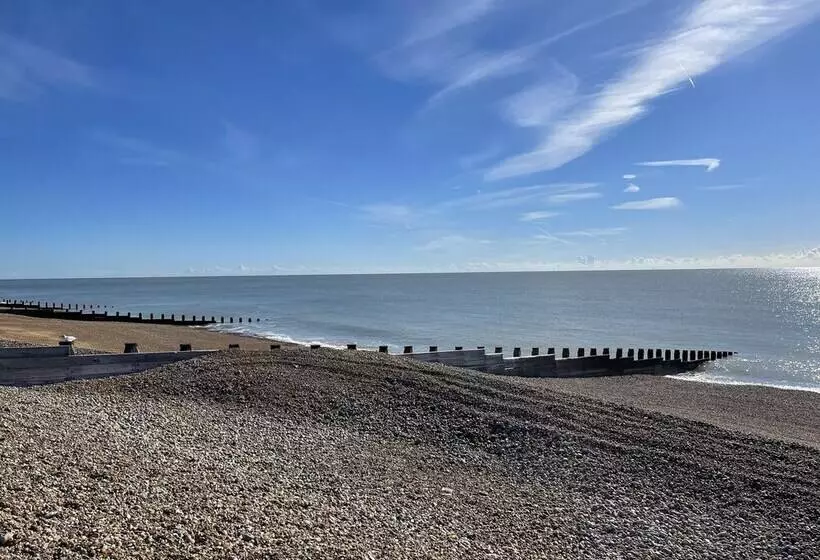 Spacious 2 Bed Apartment With Free Parking