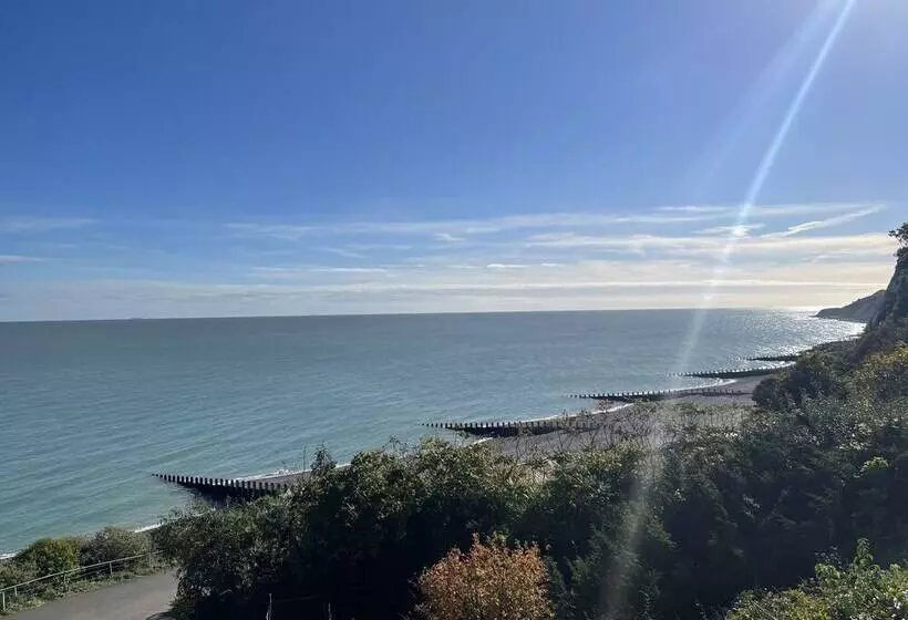 Spacious 2 Bed Apartment With Free Parking