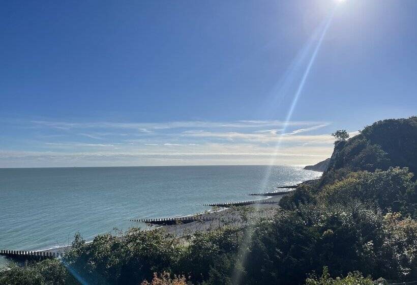 Spacious 2 Bed Apartment With Free Parking