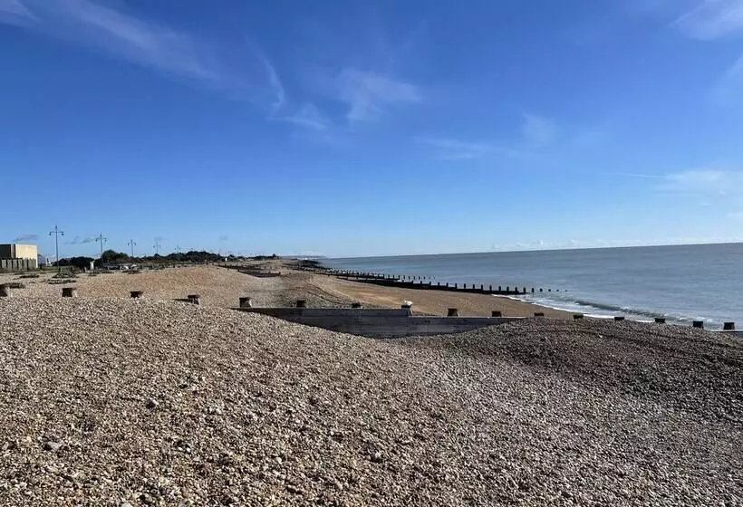 Spacious 2 Bed Apartment With Free Parking