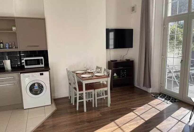 Spacious 2 Bed Apartment With Free Parking