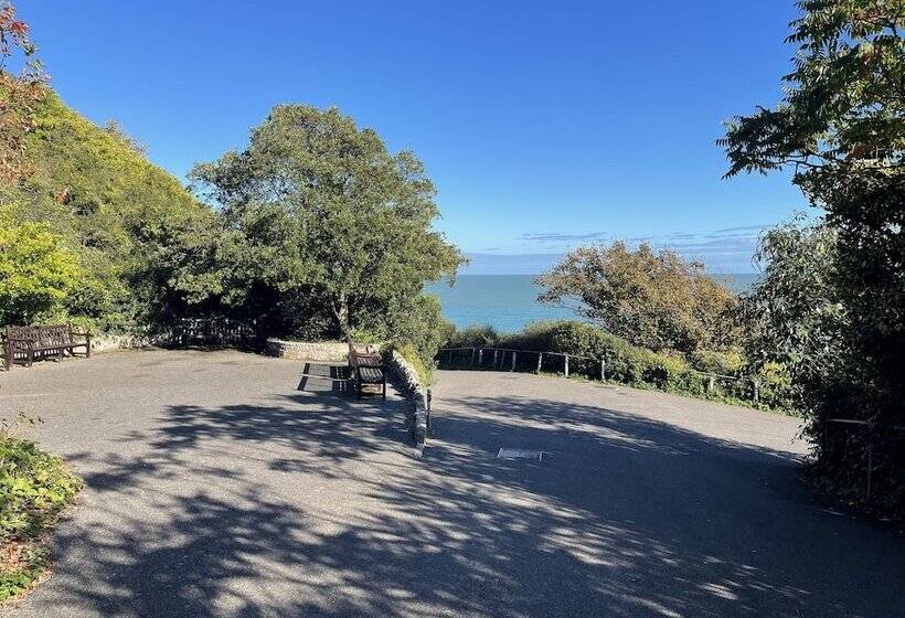 Spacious 2 Bed Apartment With Free Parking