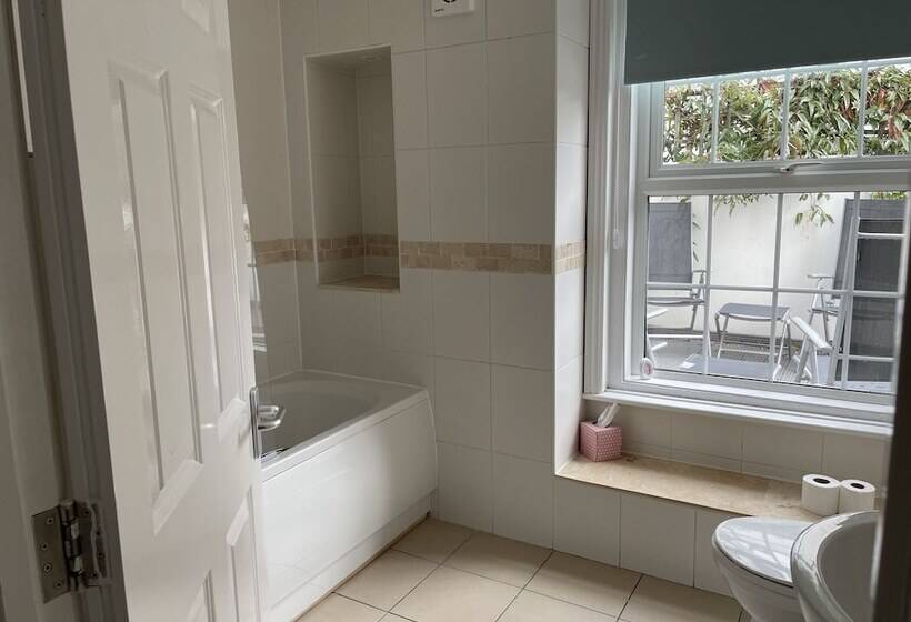 Spacious 2 Bed Apartment With Free Parking