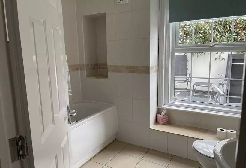 Spacious 2 Bed Apartment With Free Parking