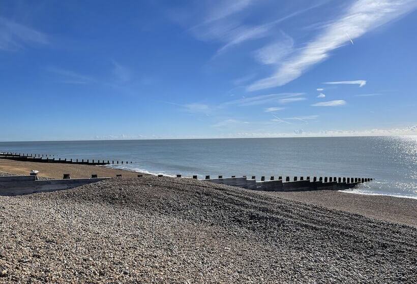 Spacious 2 Bed Apartment With Free Parking