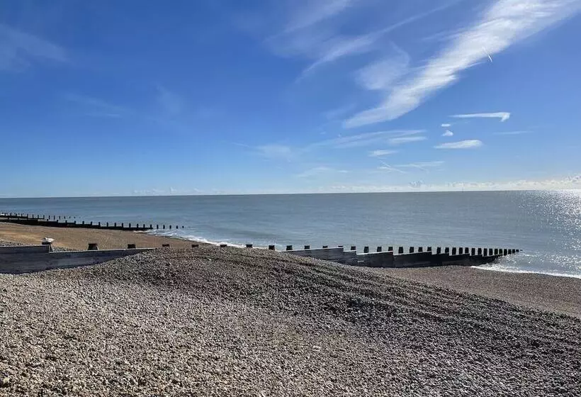 Spacious 2 Bed Apartment With Free Parking