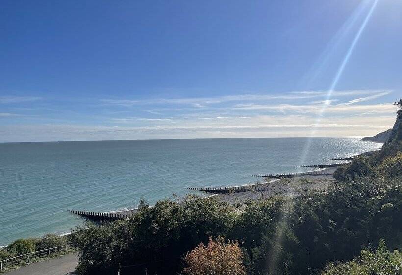 Spacious 2 Bed Apartment With Free Parking