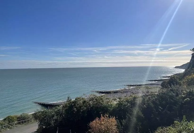 Spacious 2 Bed Apartment With Free Parking