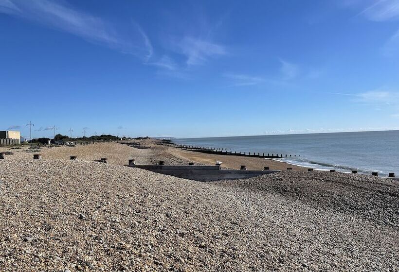 Spacious 2 Bed Apartment With Free Parking