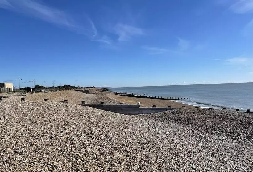 Spacious 2 Bed Apartment With Free Parking