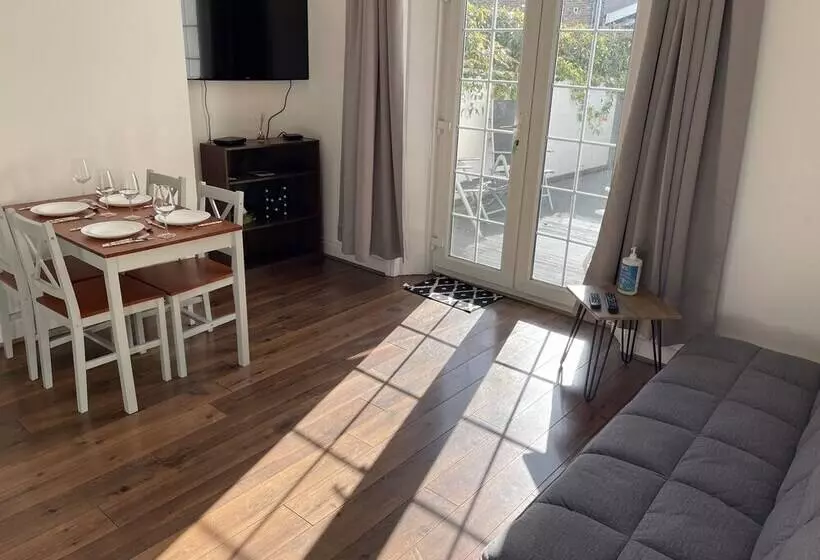 Spacious 2 Bed Apartment With Free Parking