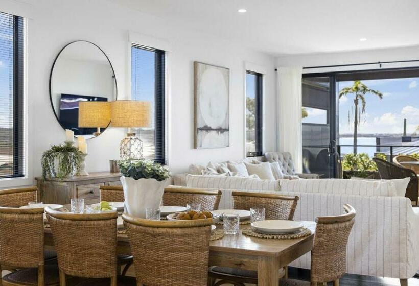 Echoes At Woolgoolga